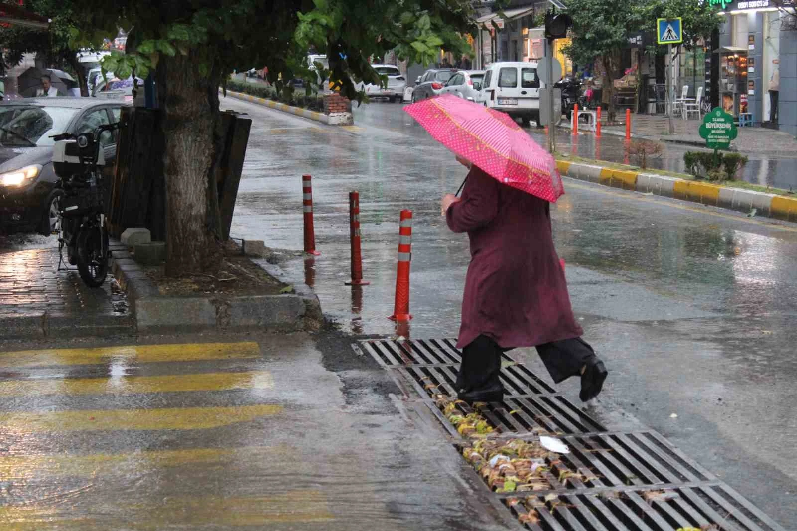 Sağanak yağış Aydın’da etkili oldu; cadde ve sokaklarda su birikintileri oluştu
