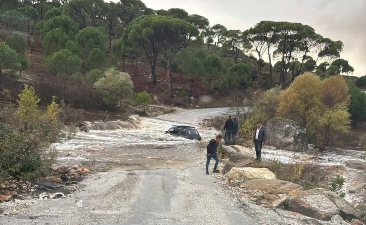 Sel sularında mahsur kalan otomobildeki iki kişi traktörle kurtarıldı