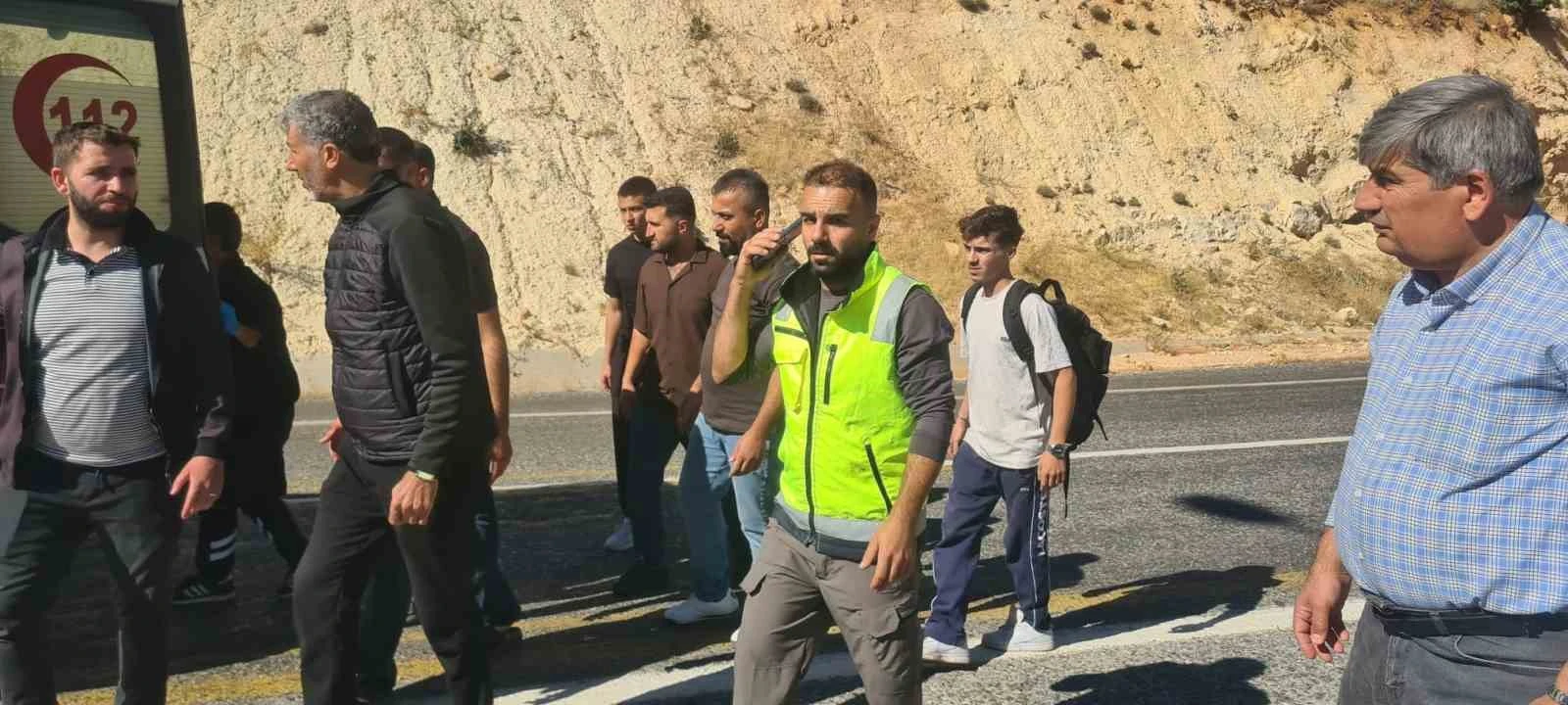 Eruh'da Ponza Yüklü Tır Devrilip Bariyerlere Çarptı: 1 Ağır Yaralı