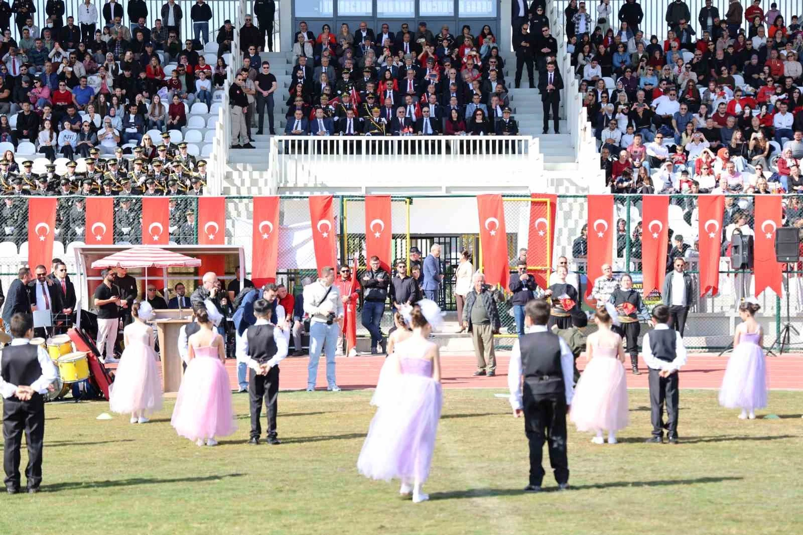 Söke'de Cumhuriyet'in 103. yılı törenle kutlandı, halk yoğun katıldı