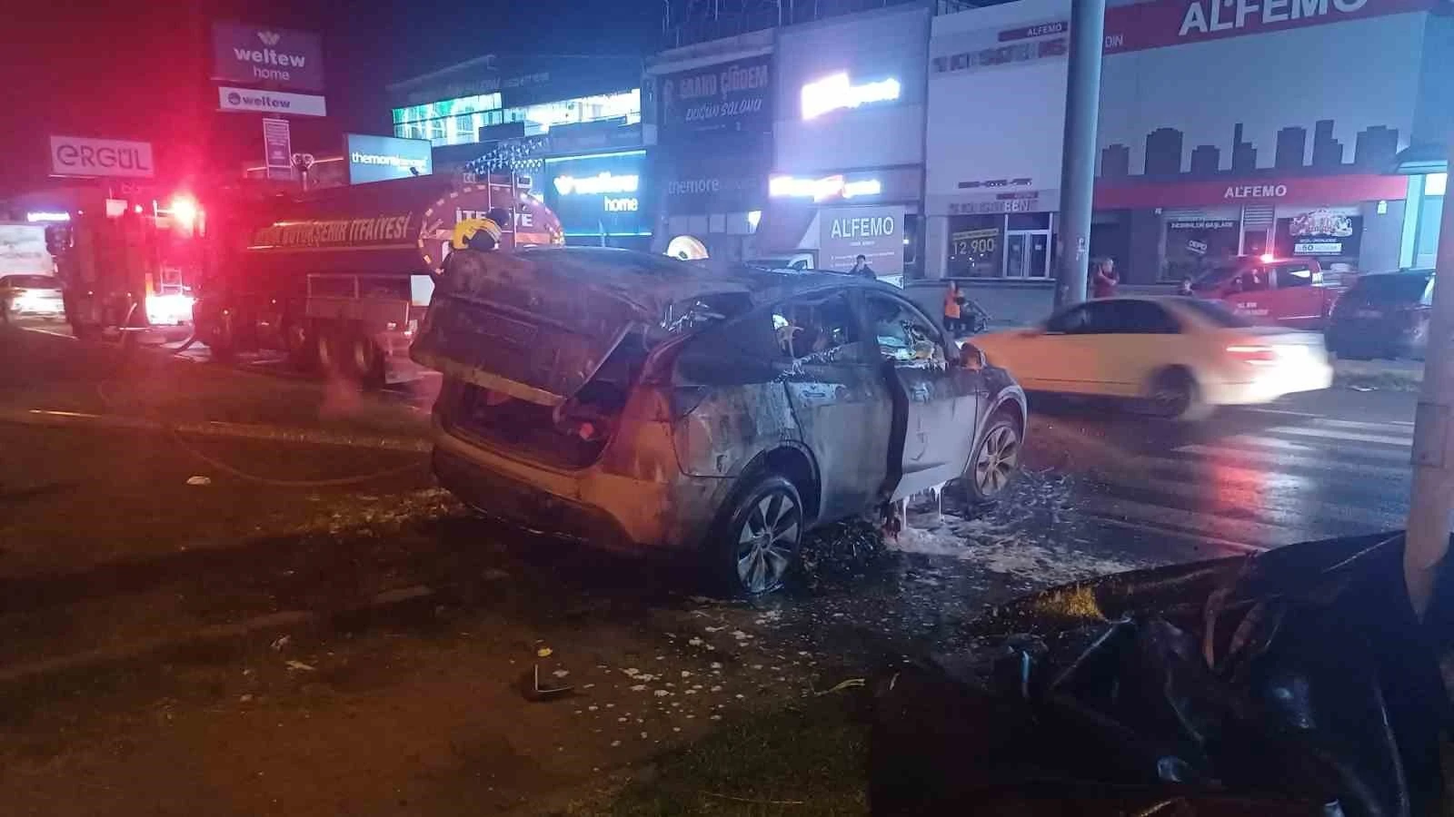 Tırla çarpışıp alev alan Tesla marka otomobil 3 saatte söndürüldü