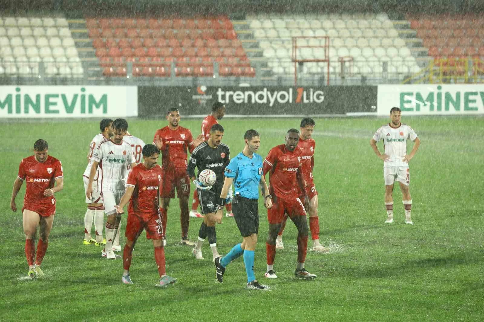 Trendyol Süper Lig’in 10. haftasında oynanan Ümraniyespor - Boluspor müsabakasında yoğun yağmur yağışı ve zeminin ağırlaşması sebebiyle müsabakaya 15 dakika ara