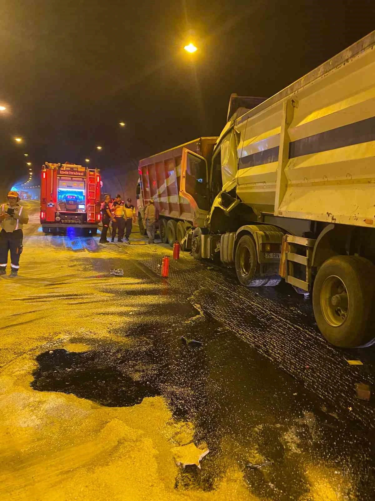 Aydın-izmir Otoyolu Selatin Tüneli'nde İki Tır Çarpıştı: 1 Yaralı
