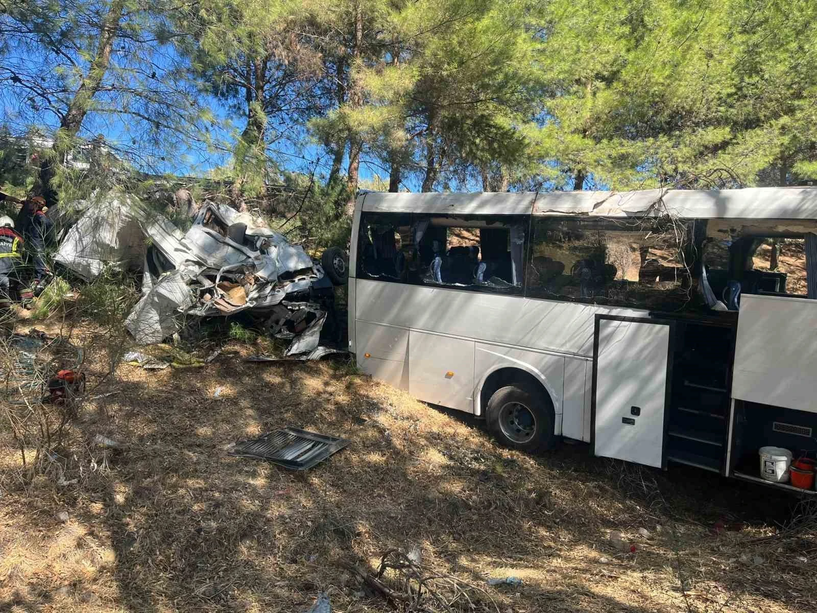 Turistleri taşıyan otobüs şarampole uçtu: 1 ölü