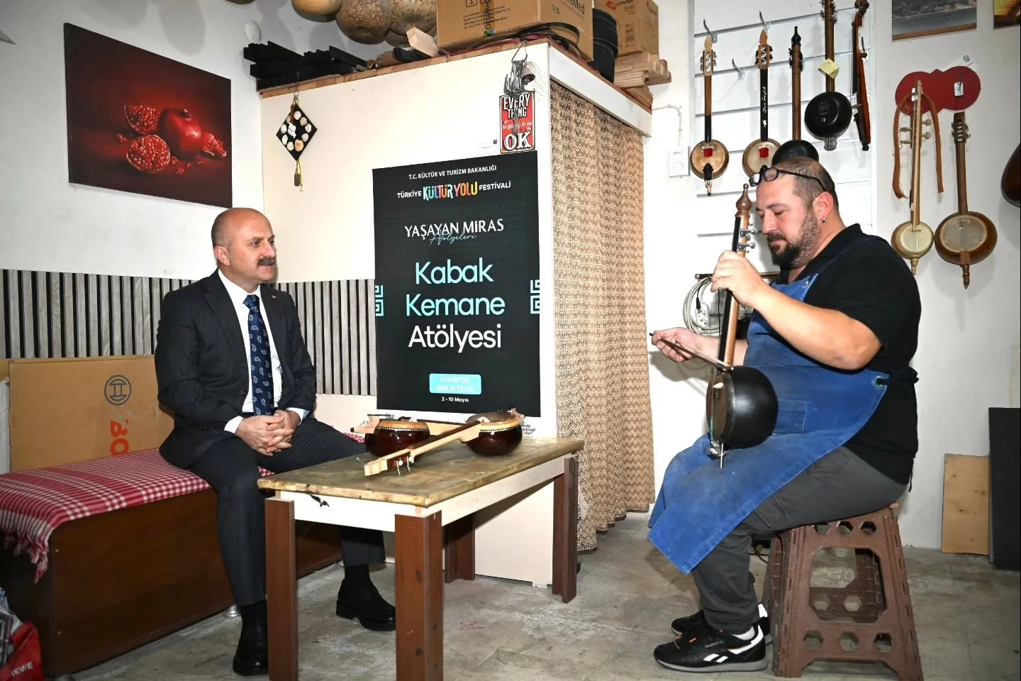 Vali Osman Varol, kabak kemane zanaatkarı Taşkın Tuncer’i ziyaret etti