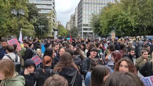 Atina'da Eğitim Ödeneği için Öğrenciler Meydanlara Çıktı