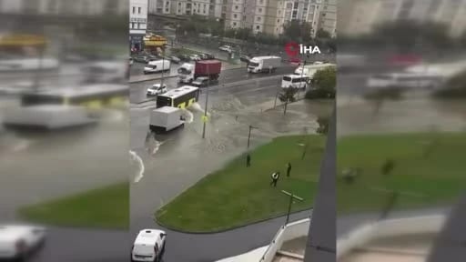 Başakşehir'de Sağanak Sonrası Yollar Su Altında, Vatandaş Olta Attı