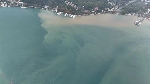 İstanbul'da Sağanak Yağış Boğaz'ın Rengini Kahverengiye Dönüştürdü