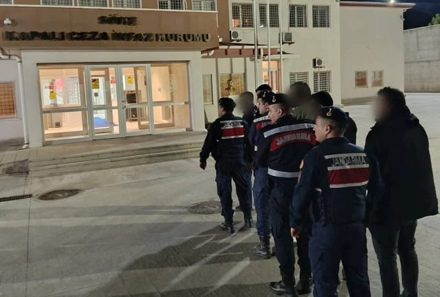 Kuşadası'nda Minibüste 20 Düzensiz Göçmen Yakalandı, 5 Organizatör Tutuklandı