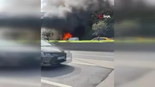 Bayrampaşa'da Seyir Halindeki Panelvan Araç Alev Alıp Kullanılamaz Hale Geldi