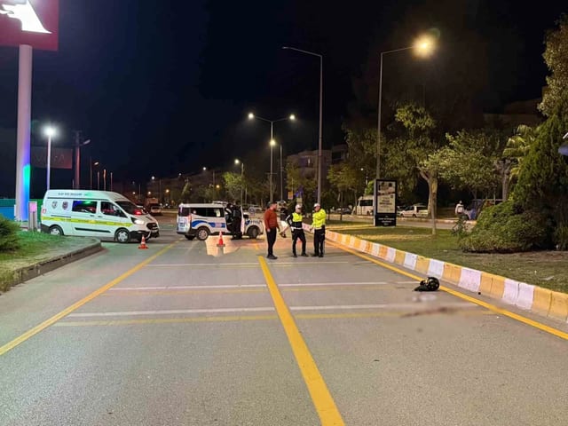 Söke'de Motosiklet Sürücüsü Otomobille Çarpışıp Hayatını Kaybetti